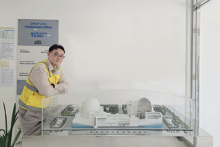 [Senior Manager Kim Jeong-heon in front of a mockup of UAE Barakah nuclear power plant. Kim, who had worked as the site technical manager from 2014 to September last year, visited UAE again to provide technical assistance.]